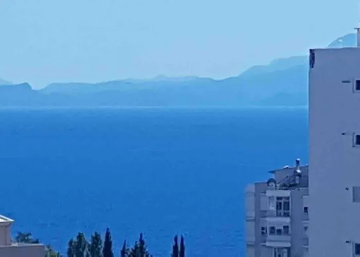 Deniz Manzarali Havuzlu Full Esyali Kiralik Daire